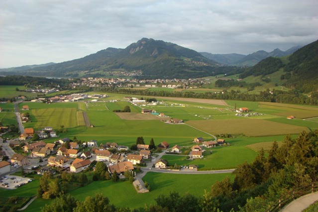 Prostranství před Château de Gruyères poblíž švýcarského města Fribourg. Odsud se bude startovat. Zdroj: Gordonbennet.aero