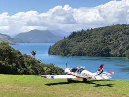 Přistání na travnaté dráze v Seville Bay s českým letounem Sportstar od Evektoru / Landing on a grass, sloping airstrip at Saville bay, South Island, NZ