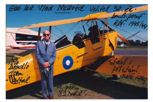 Royal Newcastle Aeroclub, gen. Nedvěd u Tigermothu, jenž v 82 letech pilotoval. Září 1989.