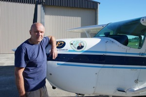 Jiří Pruša a jeho expediční Cessna na výchozím letišti expedice v Nelsonu. 
