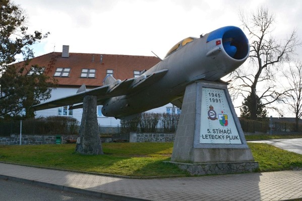 MIG-19PM s imatrikulací 1045, na betonových podstavcích památníku 5. stíhacího leteckého pluku v Líních u Plzně