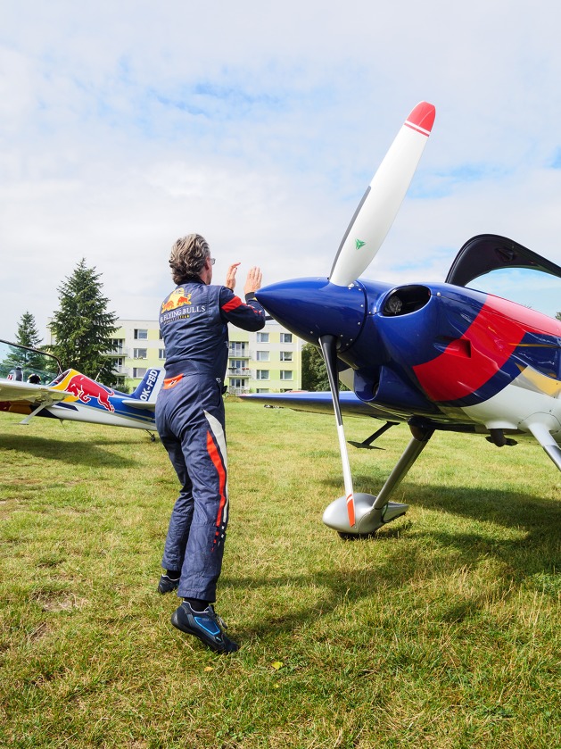 Pilot Jan Rudzinskyj kontroluje před letem akrobatický speciál XtremeAir 42. V čtyřčlenné akrobatické skupině létá na levém křídle