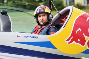 Pilot Jan Tvrdík se připravuje na let. V týmu létá na slotu (poslední pozice ve čtyřčlenné formaci, která má kromě slotu vedoucího a dvě křídla)