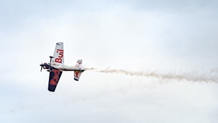 Akrobatický speciál XtremeAir 42 v barvách Flying Bulls