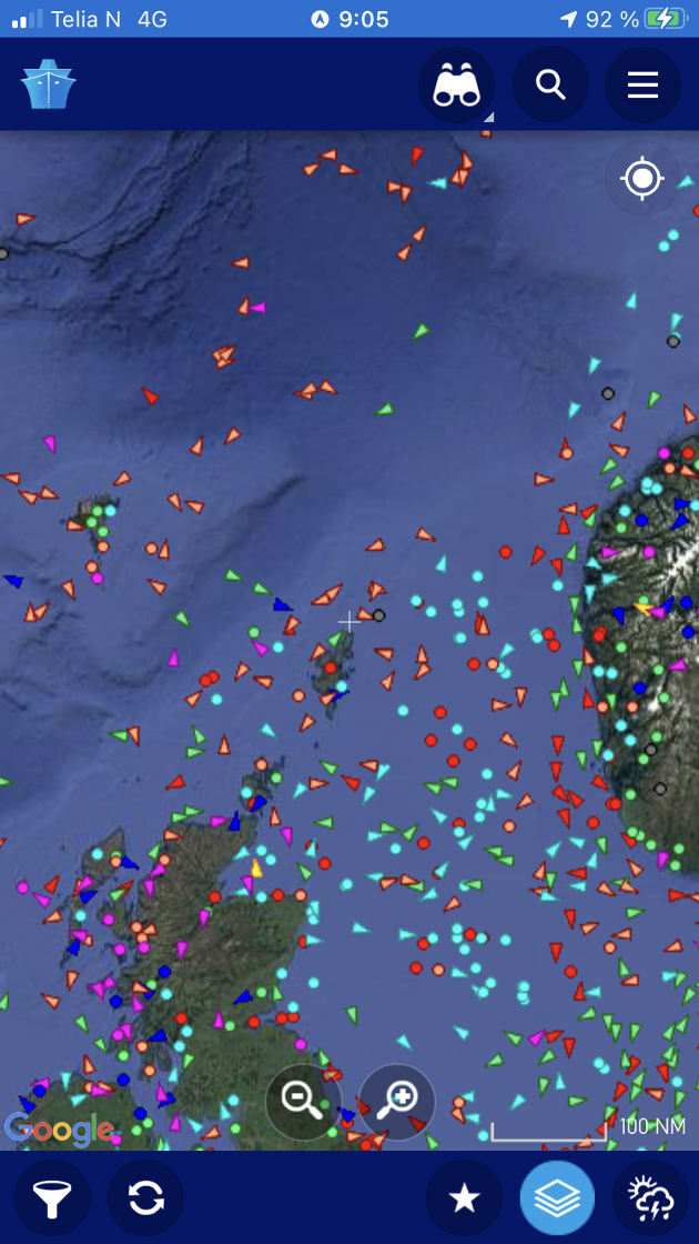 Námořní doprava na cestě z Norska na Faerské ostrovy, je důležité vědět, kde se kdo pohybuje pro případ nouze