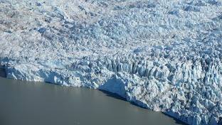 Část ledovce ústící do mořského fjordu