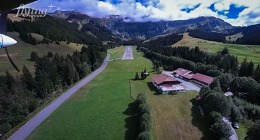Přistání na altiportu Megéve v Savojských Alpách